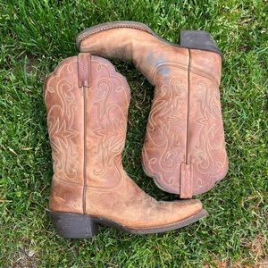 Women’s Ariat cowboy boots!